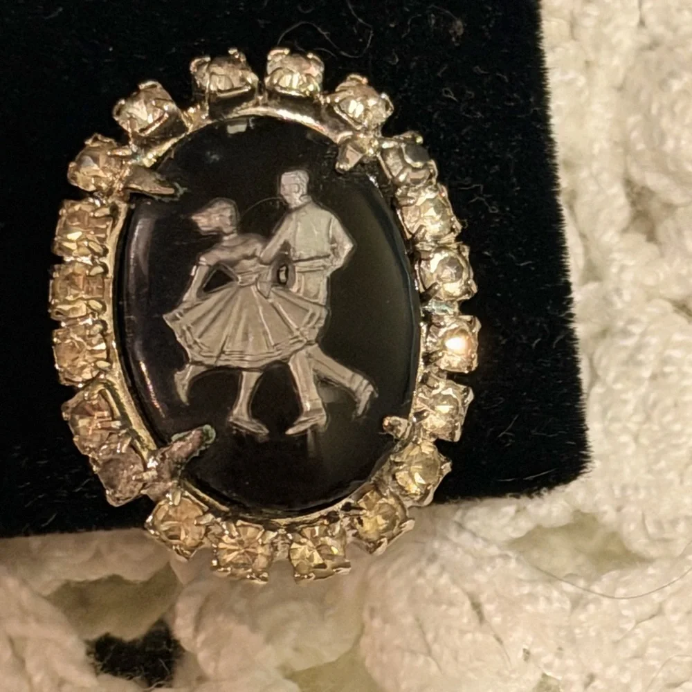 Elegant Black and Silver Cameo Jewelry Set - Picture 2 of 3